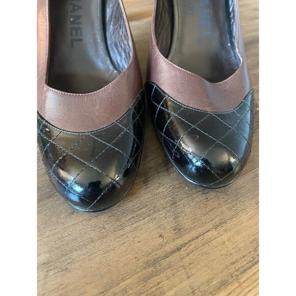 NWOT CHANEL Leather Slingback Heels w/Quilted Patent Leather Toe & Ankle Charm - Picture 5 of 8